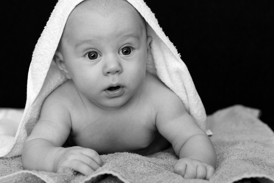 Baby mit Handtuch auf dem Kopf lizenzfrei